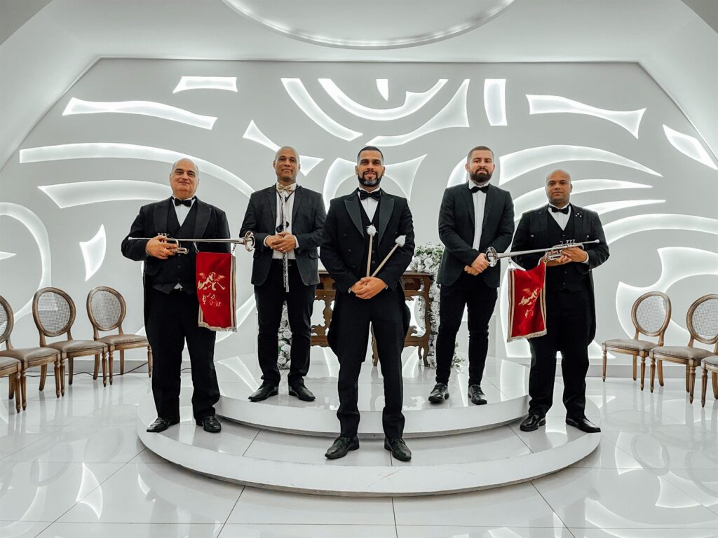 Equipe de músicos da Nova Aliança Orquestra no altar, com clarins, flauta e baquetas