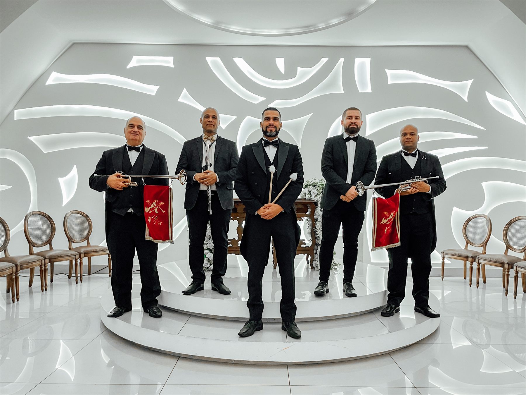 Equipe de músicos da Nova Aliança com clarins e flauta